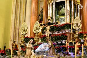 Millones de personas visitan anualmente a la Catedral Basílica de San Juan de los Lagos para venerar a la virgen.