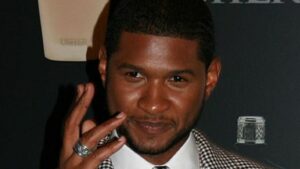 Usher es un prolífico cantante estadounidense que ha amasado una fortuna estimada de 180 millones de dólares en su carrera como intérprete, actor y productor musical.