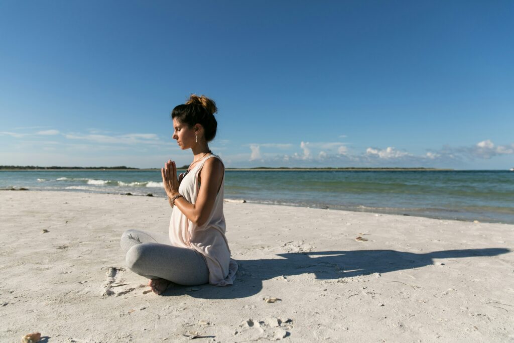 Retiros de Yoga en la playa en México. Foto: Amelia Bartlett en Unsplash